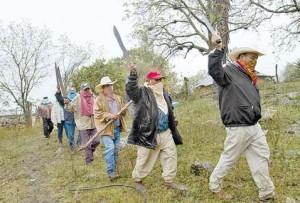 Se arman con machetes y escopetas habitantes de 12 comunidades en centro de Veracruz, para defenders Vigilantes-comunitarios-acordaron-identidad-represalias_MILIMA20140407_0092_11-300x203