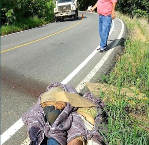 Abandonan a dos cuerpos encobijados en carretera a Playa Vicente, Ver. Hombres--300x292