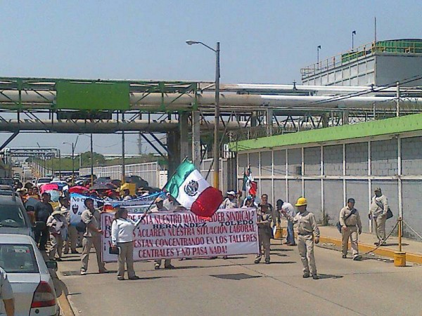 Obreros harán paro de labores en protesta por despidos y privatización de complejos en Pemex Marcha-2-600x450