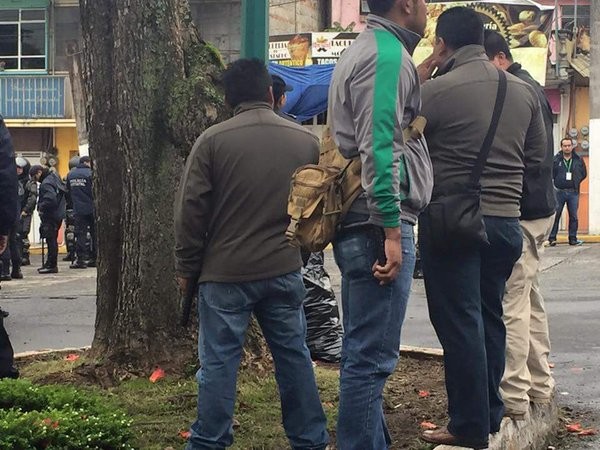 Cientos de policías ‘blindan’ sedes de la evaluación educativa en Xalapa y Puerto de Veracruz CU6au7UUEAAepAz-600x450