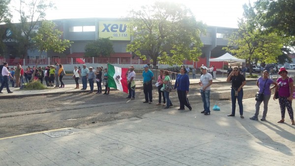 Cientos de policías ‘blindan’ sedes de la evaluación educativa en Xalapa y Puerto de Veracruz La-foto37-600x338