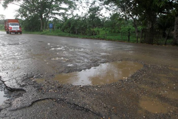 Con baches y hoyos en carreteras del norte del estado, recibirá Veracruz a turistas para Cumbre Tají Huecos-4coles-690x461