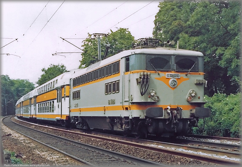 Quelle locomotive devant une rame de VB2N ancienne livrée beige/orange ? 17028