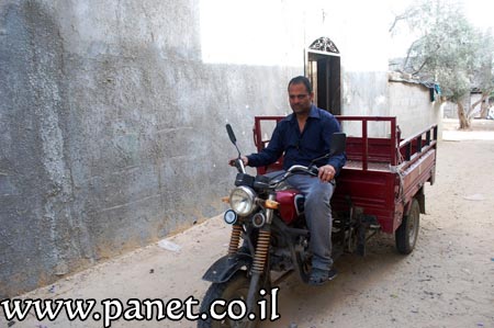 ضرير فلسطيني يقود دراجة وتوكتوك ويعمل كهربائيا 004