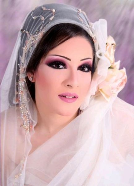 الفنانات بفستان الزفاف الابيض ... 76ca0c9446