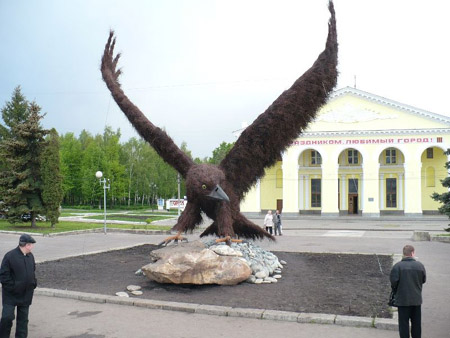 تمثال عملاق على شكل غراب في احد شوارع روسيا  003_ceretelly