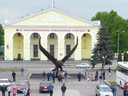 تمثال عملاق على شكل غراب في احد شوارع روسيا  005_ceretelly
