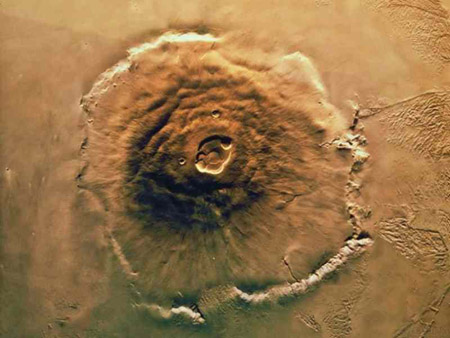 اكتشاف نفقاً بركانياً هائلا على سطح القمر 4_16