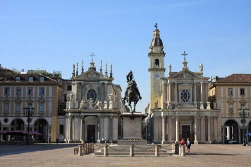 Площадът в центъра на града San-carlo-turin