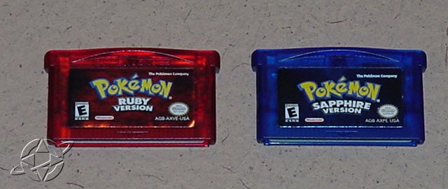 [Ri make] Bundles de 2DS de Pokémon Alpha Sapphire e Omega Ruby anunciados! Pokemonrubysapphire_022603_cartridges