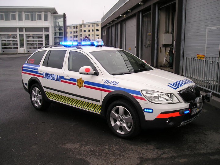 Skoda au service de la police - Page 2 3893