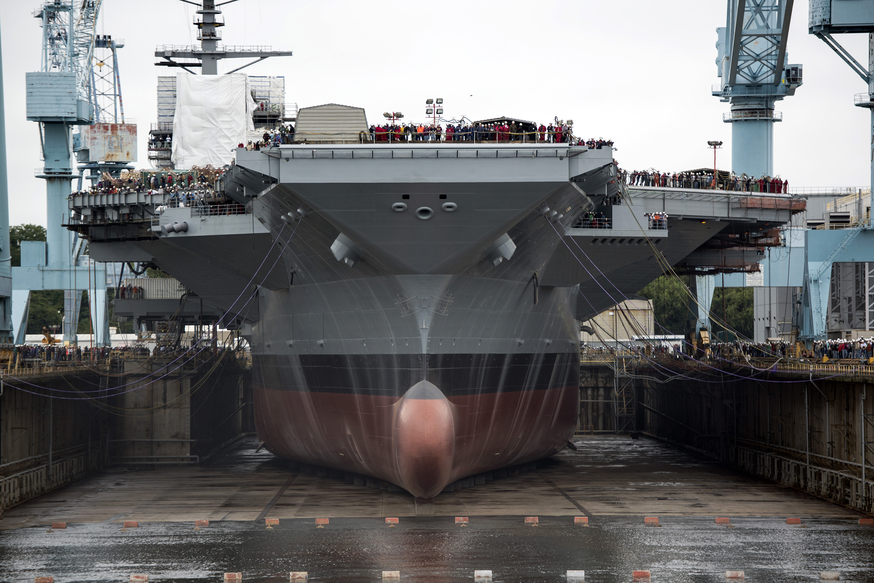 حاملة الطائرات 1438459251-uss-gerald-r-ford-cvn-78-in-dry-dock-front-view-2013