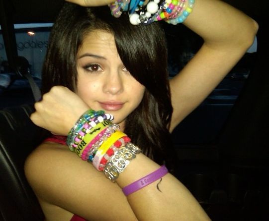 şirinlik abidesi Selena_Gomez_fan_made_bracelets