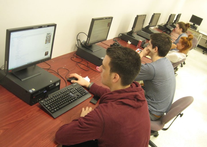 Alunos vão poder usar computadores nos exames nacionais Pplware_estudantes_computador00-720x514