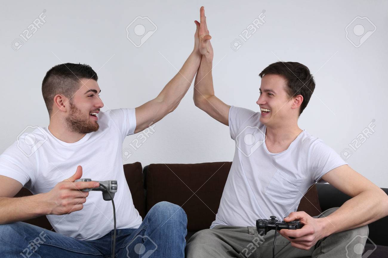 (ACH/RECH) MD PAL Phantasy Star,  PSVita , 32X, GB, GG, Lynx, ... - Page 2 25724243-Two-young-men-giving-high-five-and-having-fun-while-playing-video-games-Stock-Photo