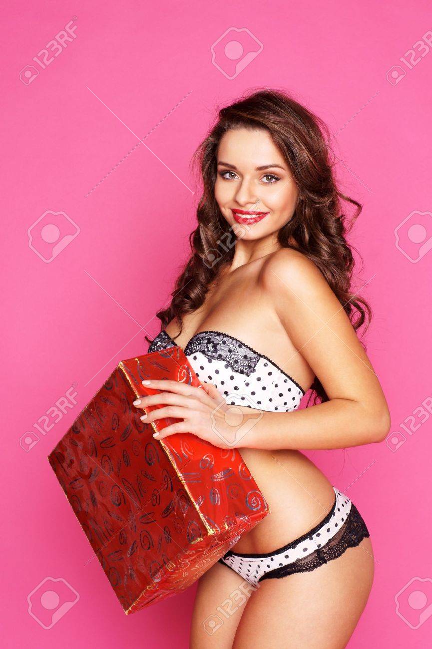 Feliz cumpleaños Matiaspapasso! 16164352-joven-mujer-sexy-en-ropa-interior-con-caja-de-regalo-de-color-rojo-Foto-de-archivo