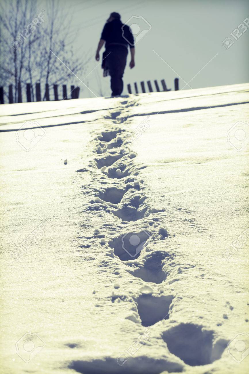 <<<Apuntes en hojas perdidas... 36669343-Pasos-en-la-nieve-cerca-y-hombre-caminando-en-el-fondo-Foto-de-archivo