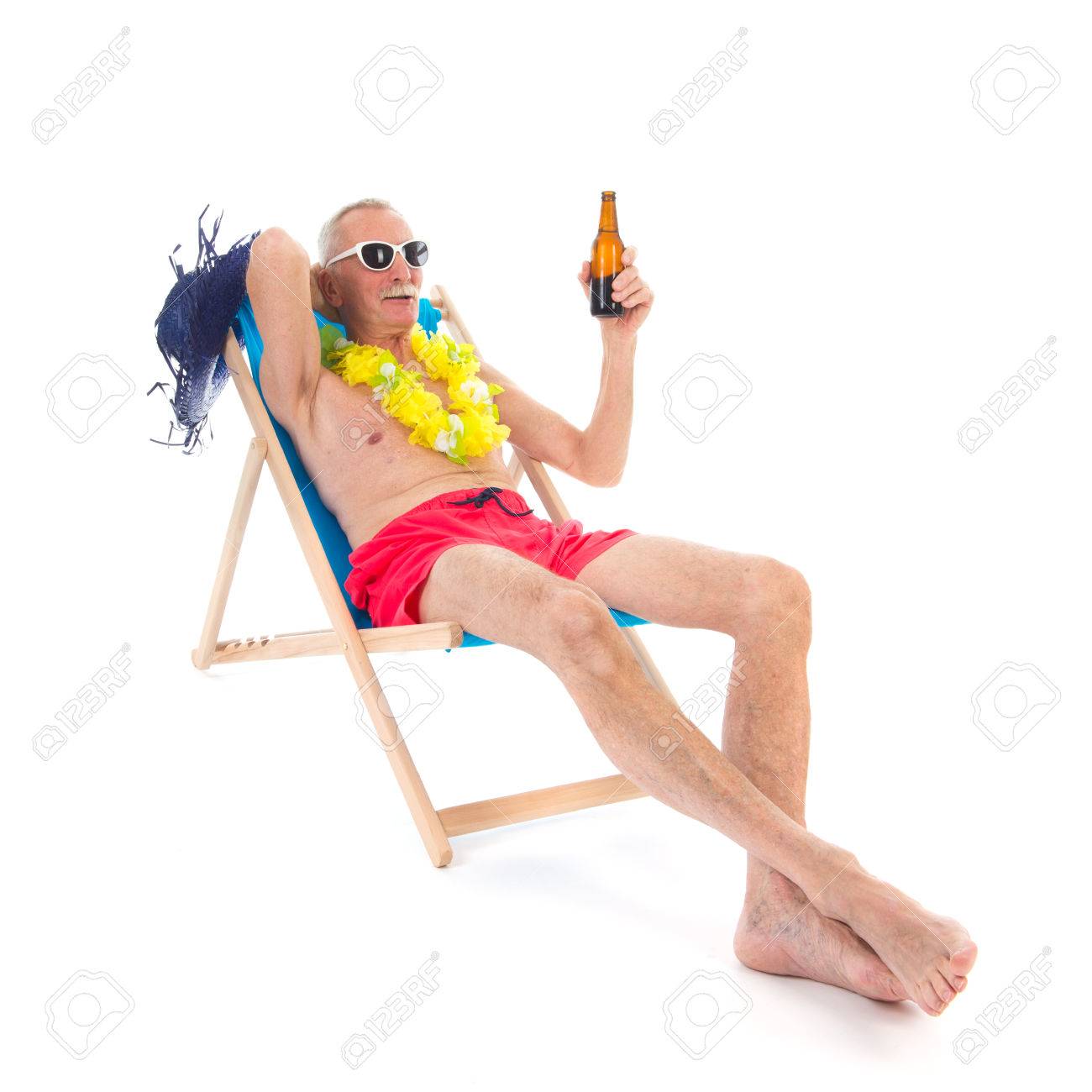 [GAMEPLAY]: Shooting Star PARTE 3 - Página 28 33244537-Retired-man-on-vacation-sitting-in-beach-chair-drinking-beer-Stock-Photo