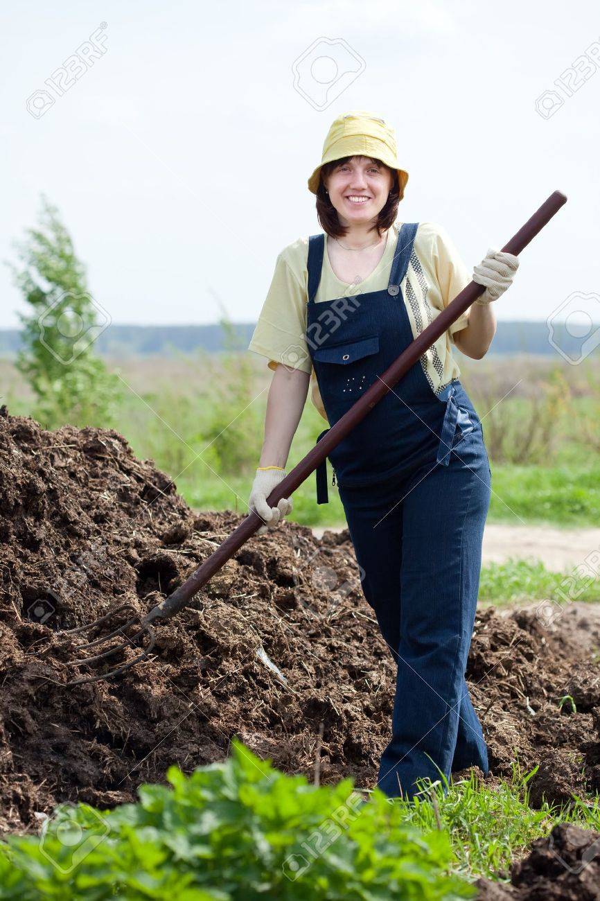 Humor en imagen - Página 2 15720255-Campesina-trabaja-con-esti-rcol-en-el-campo-Foto-de-archivo