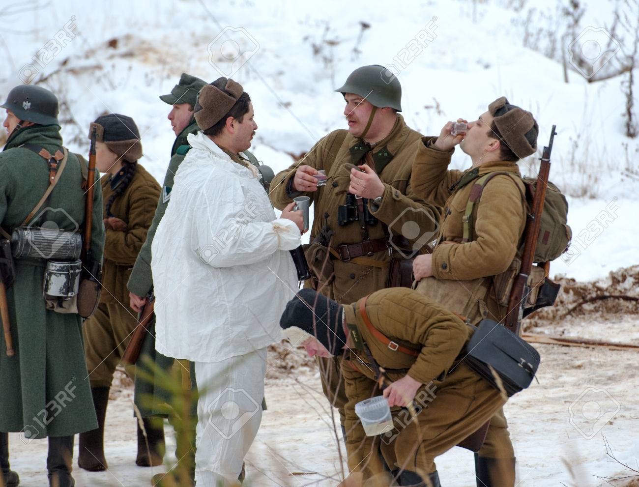 questions diverses, avis , suggestions - Page 7 35879610-RUSSIA-LIZLOVO-DECEMBER-14-Unidentified-Soviet-soldiers-drinks-vodka-on-reenactment-of-the-counterat-Stock-Photo