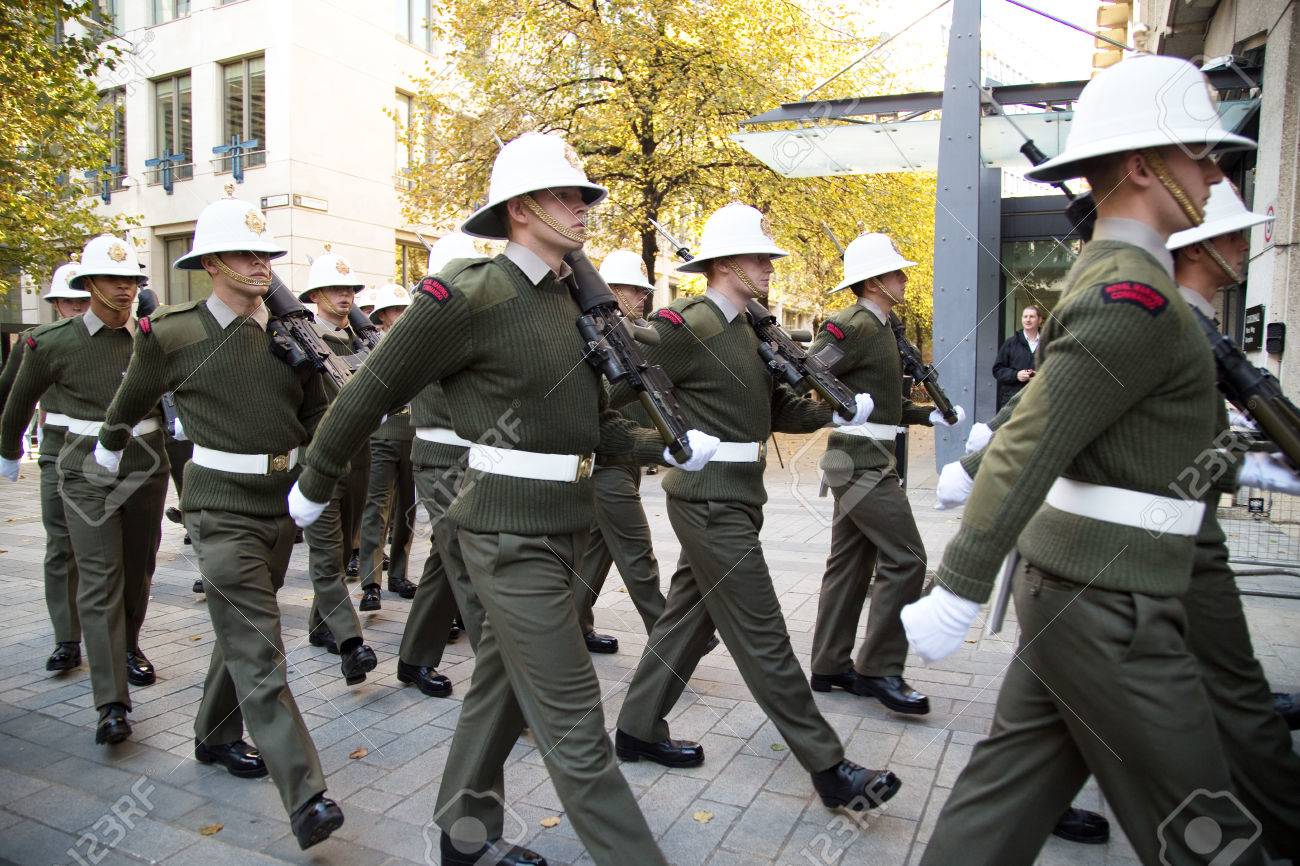 Rentrée du jour 33230445-LONDON-OCTOBER-28TH-The-royal-marines-on-parade-at-the-guildhall-on-October-the-28th-2014-in-London--Stock-Photo