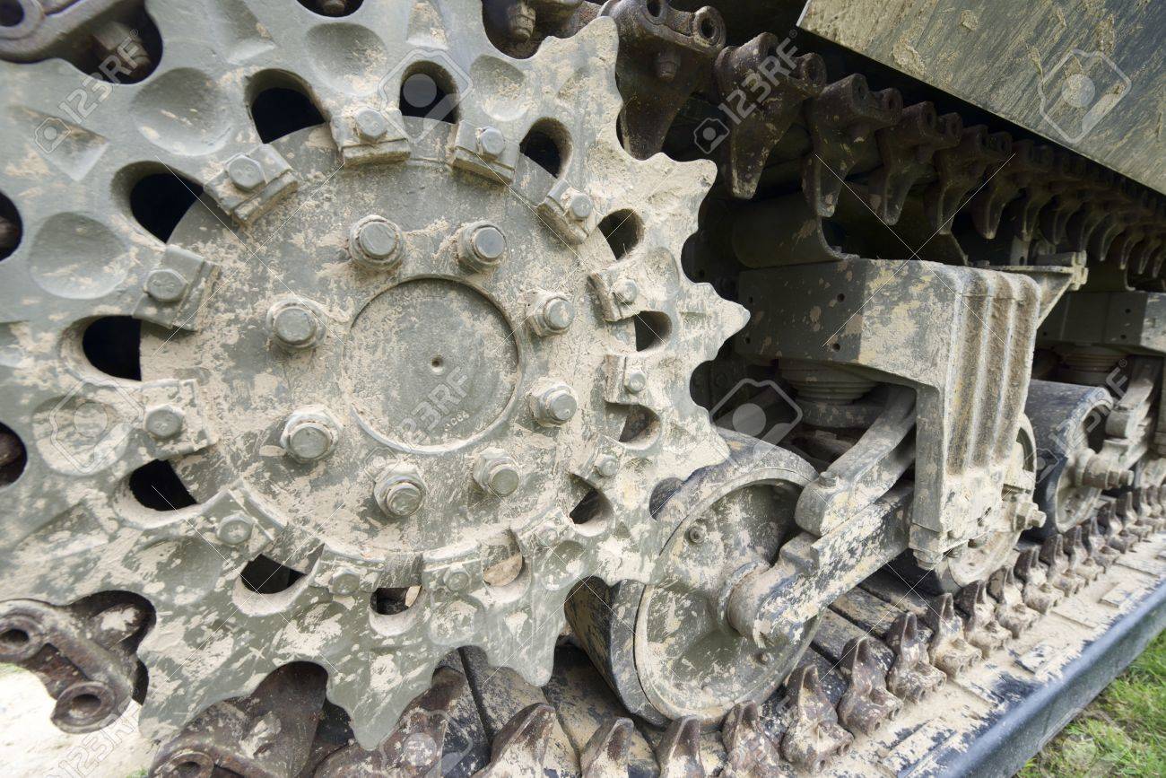 [ACADEMY - 1/35] GMC M-10  35260980-close-up-of-tracks-of-a-m10-tank-in-overlord-museum-omaha-beach-normandy-france