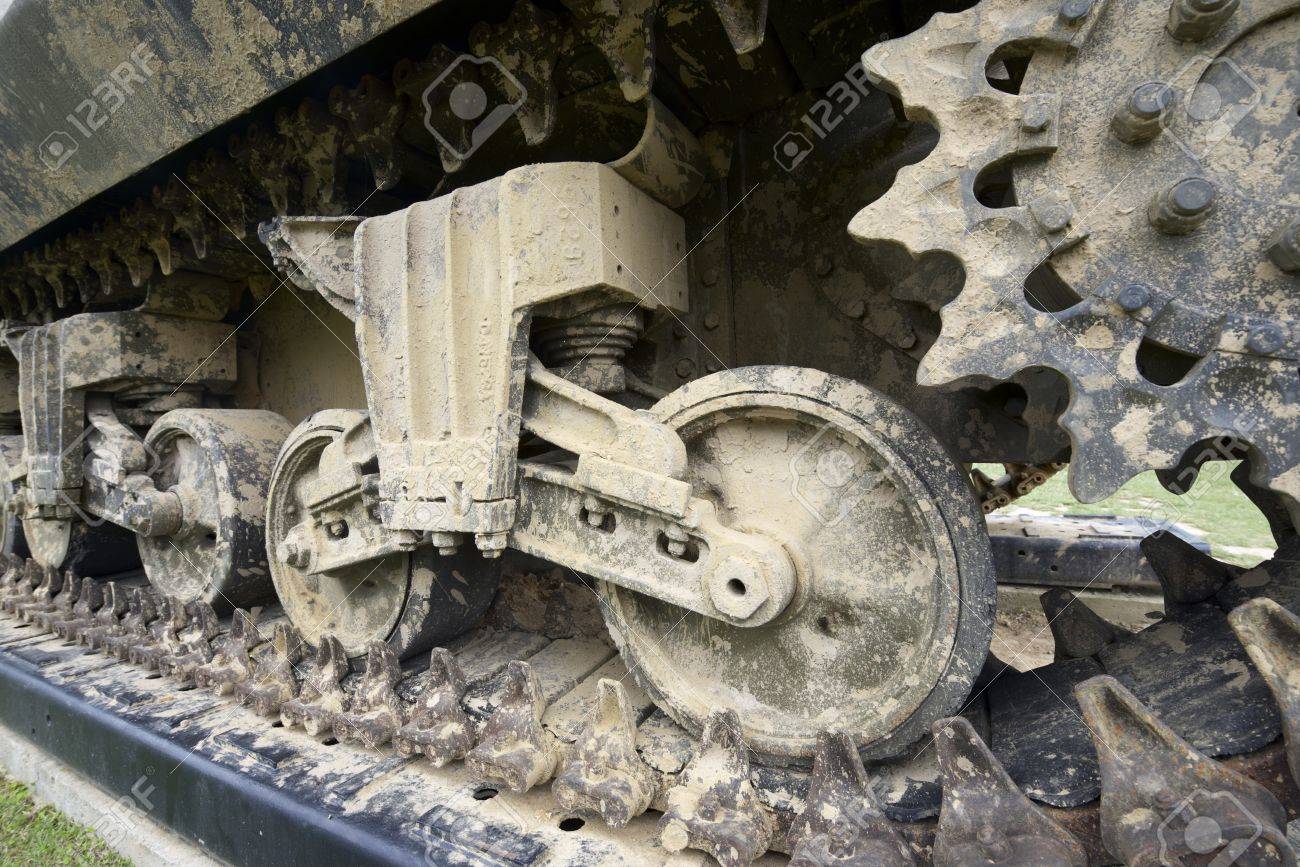 [ACADEMY - 1/35] GMC M-10  39252646-close-up-of-tracks-of-a-m10-tank-in-overlord-museum-omaha-beach-normandy-france