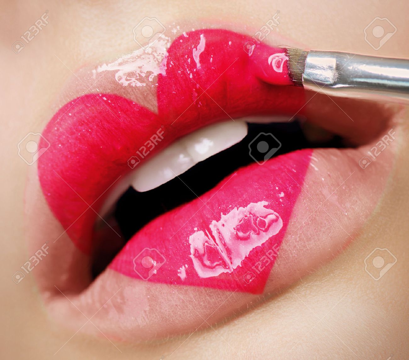 Srce po srce..... poljubac - znak ljubavi ♥ - Page 19 25227165-Valentine-Heart-Make-up-applying-Heart-Kiss-on-the-Lips-Stock-Photo