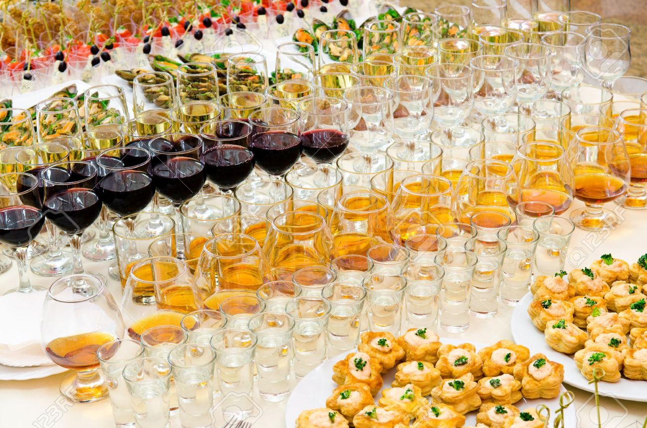Rascunho Arquivo Herb 11569299-a-lot-of-alcohol-drinks-on-buffet-table-catering-Stock-Photo-buffet