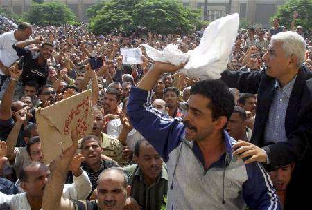 اعتصام مفتوح لإداريين التربية والتعليم وبوادر فشل العام الدراسي 2009 2007-09-26T064541Z_01_NOOTR_RTRIDSP_2_OEGTP-EGYPT-SIT-IN-AT4