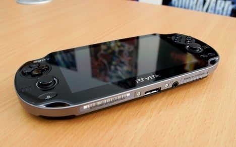 صدور اقوى جهاز العاب محمول اليوم PSvita  Unboxing-the-playstation-vita-20111216091736195-000