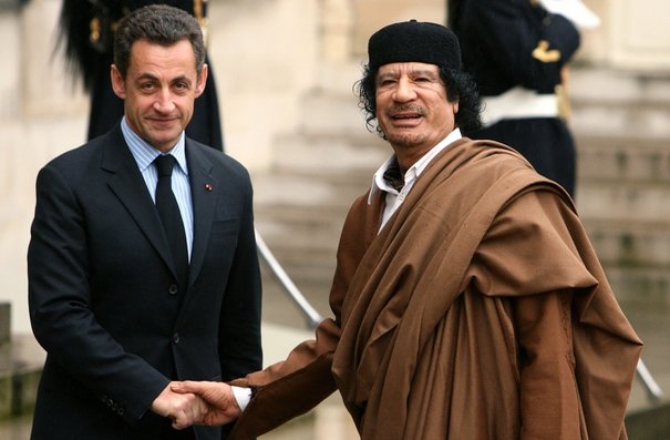 INDEPENDANCE QUAND TU NOUS TIENS !!!!!!!!!!!!!!! - Page 21 664432_france-s-president-nicolas-sarkozy-greets-libyan-leader-muammar-gaddafi-in-the-courtyard-of-the-elysee-palace-in-paris