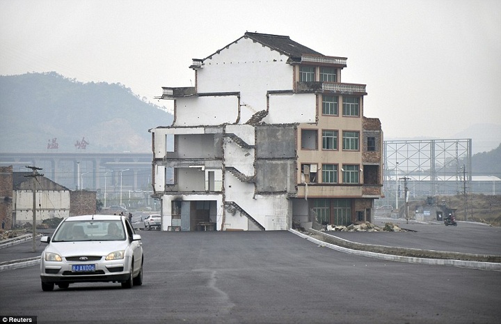  فقط في الصين: بيت وسط الشارع ! Road-Built-Around-House-in-China-2