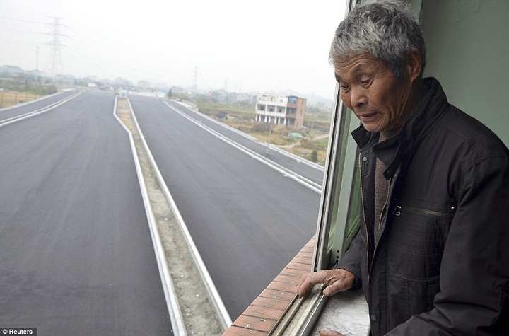 فقط في الصين: بيت وسط الشارع ! Road-Built-Around-House-in-China-3