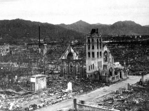 Les missionnaires jésuites (Hiroshima) et franciscains (Nagasaki) - ÉPARGNÉS des radiations mortelles Hiro46504-300x225