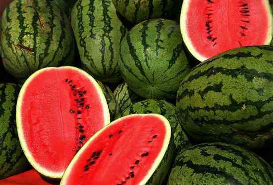 (ثَمَرَاتٍ مُّخْتَلِفاً أَلْوَانُهَا) رؤية علمية  800px-Watermelons