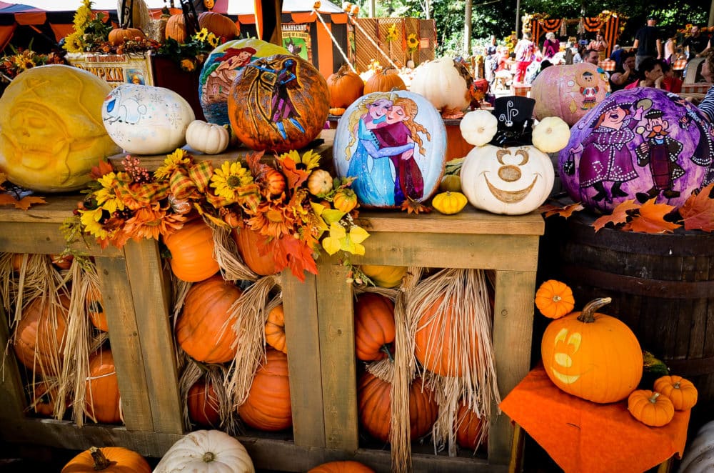 60° anniversario di Disneyland Resort California - Pagina 8 Disneyland-halloweentime-halloween-roundup-big-thunder-ranch-pumpkin-carvers