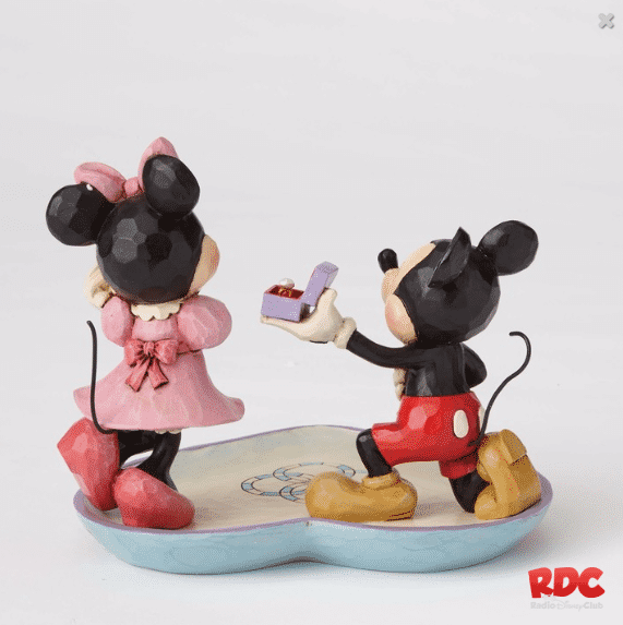 Disney Traditions by Jim Shore - Pagina 9 Jim-Shore-2016-Mickey-proposing-to-Minnie-03