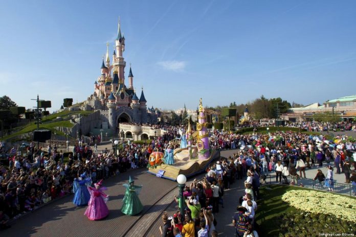 Rapporto annuale sulla frequentazione dei parchi Disney  - Pagina 2 Frequentation-disneyland-paris-03-696x464