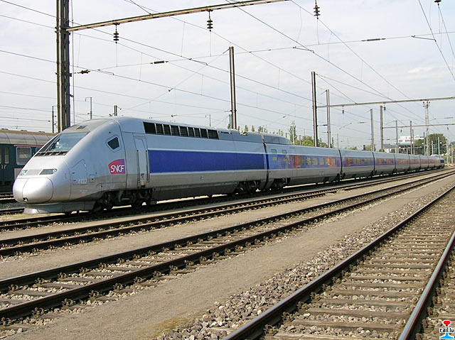 TGV-R Kato : échange motrices POS contre Réseau DSCN0227