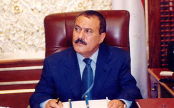 الرئيس صالح يغادر إلى أمريكا ويطلب المسامحة ويعتذر للشعب Yemeni_presiden8