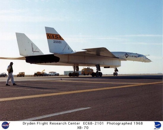 اغرب طائرات العالم  Xb-70a-550x438