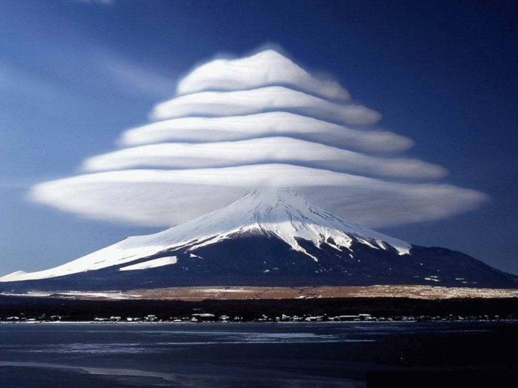 Le ciel dans tous ses états - Page 2 Lenticular-Clouds