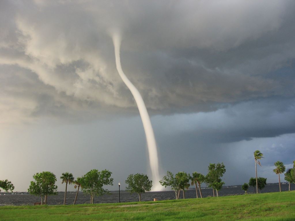 Le ciel dans tous ses états - Page 2 Waterspout