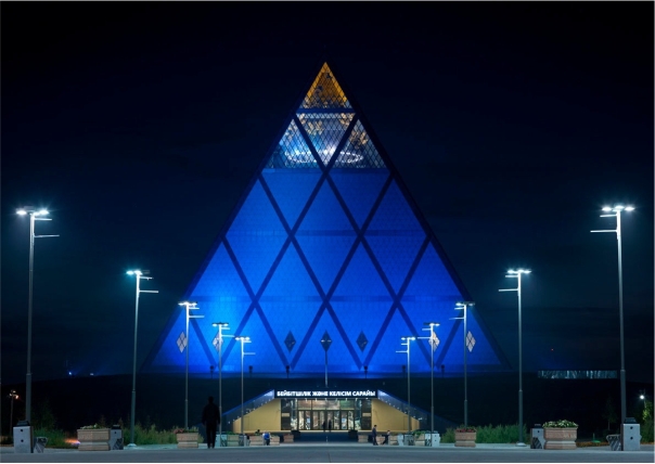 ASTANA la capital de Kazajistán 604_428_Piramide_de_la_Paz_de_Noche_realograma