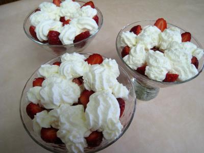 FRAISE A NEIGE?????? Bananes-et-fraises-chantilly-71458