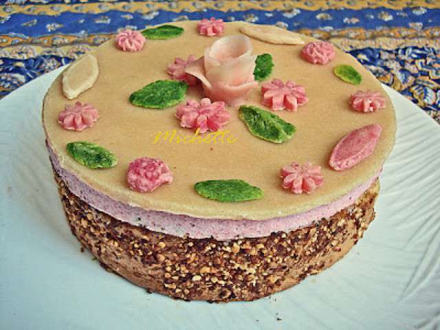 Patisseries du monde. - Page 16 Gateau-d-anniversaire-amande-praline-mousse-fraise-mascarpone-a-la-meringue-italienne-pate-d-amande-faite-maison.640x480