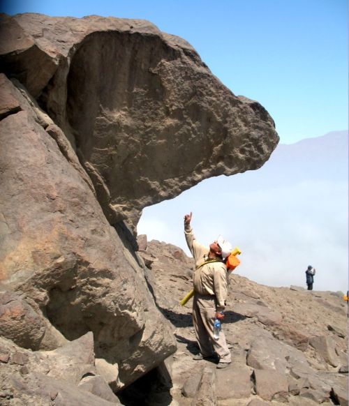 Descubren montículos con formas de animales en Perú. Peru-Condor-head