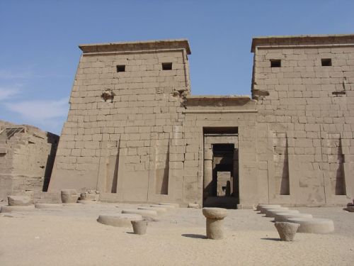 Los templos egipcios necesitan una renovación Egypt_temples_Mut_Karnak