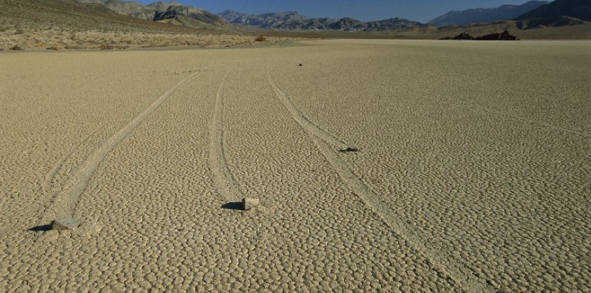 Le mystère des pierres voyageuses de la Death Valley élucidé 8456261-le-mystere-des-pierres-voyageuses-de-la-death-valley-elucide